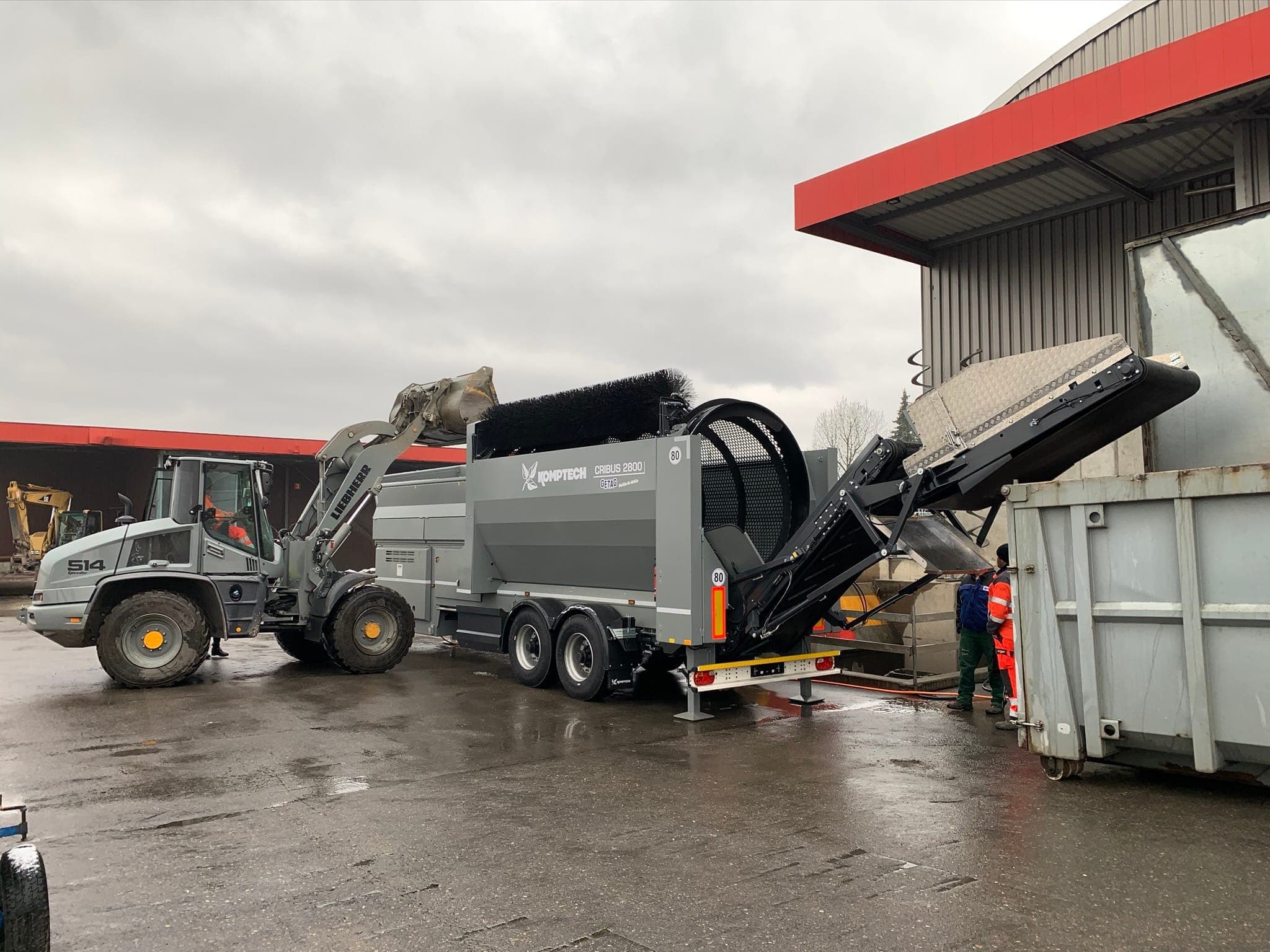 Komptech_Trommelsieb_CRIBUS-2800_E_Radlader_Container