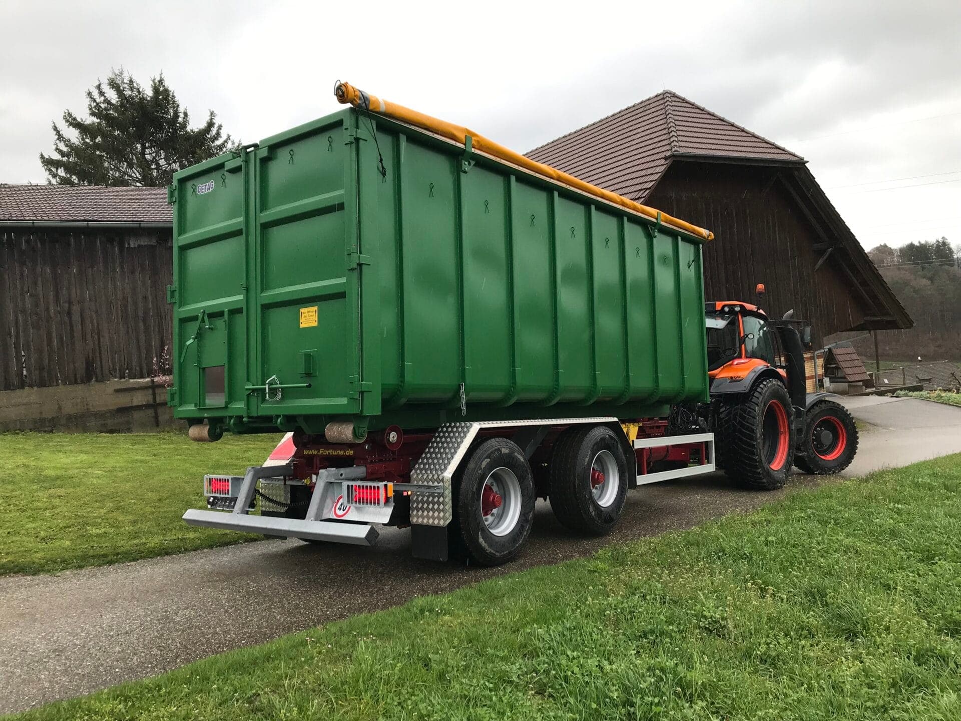Monza_Roethlisberger_Abrollcontainer_Rollplane_Kornschieber_offen (3)