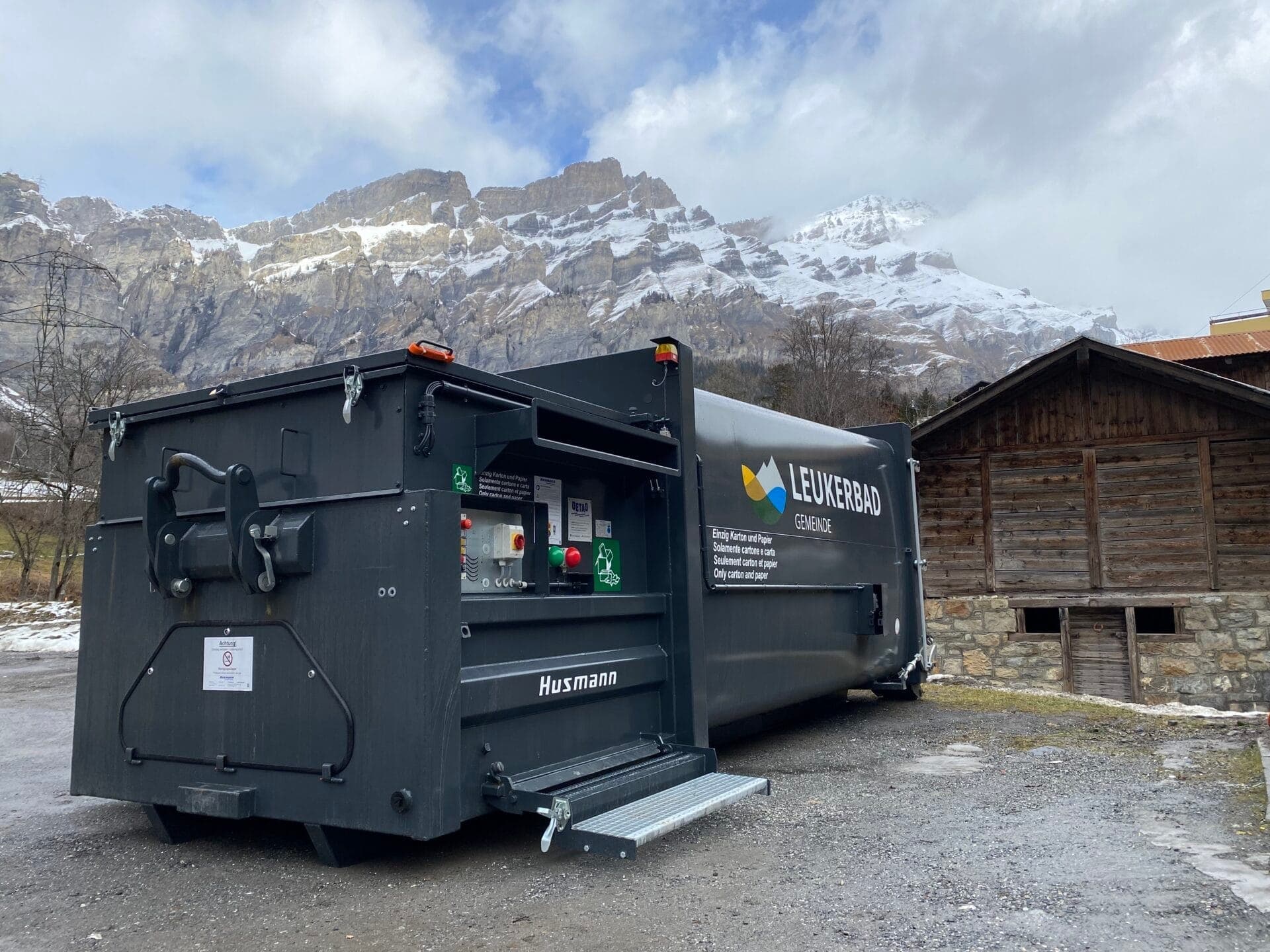 Husmann_Presscontainer mit Einwurfschlitzen_Leukerbad-SPB