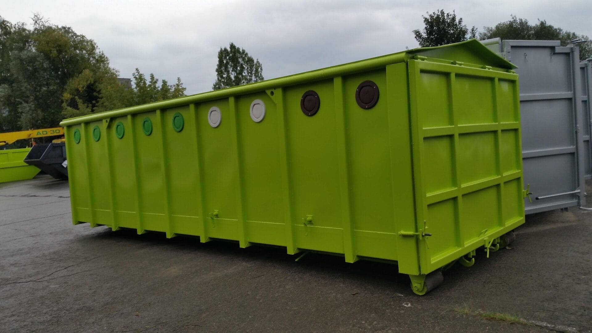 Glascontainer mit PE-Klappen und Pendeltuere