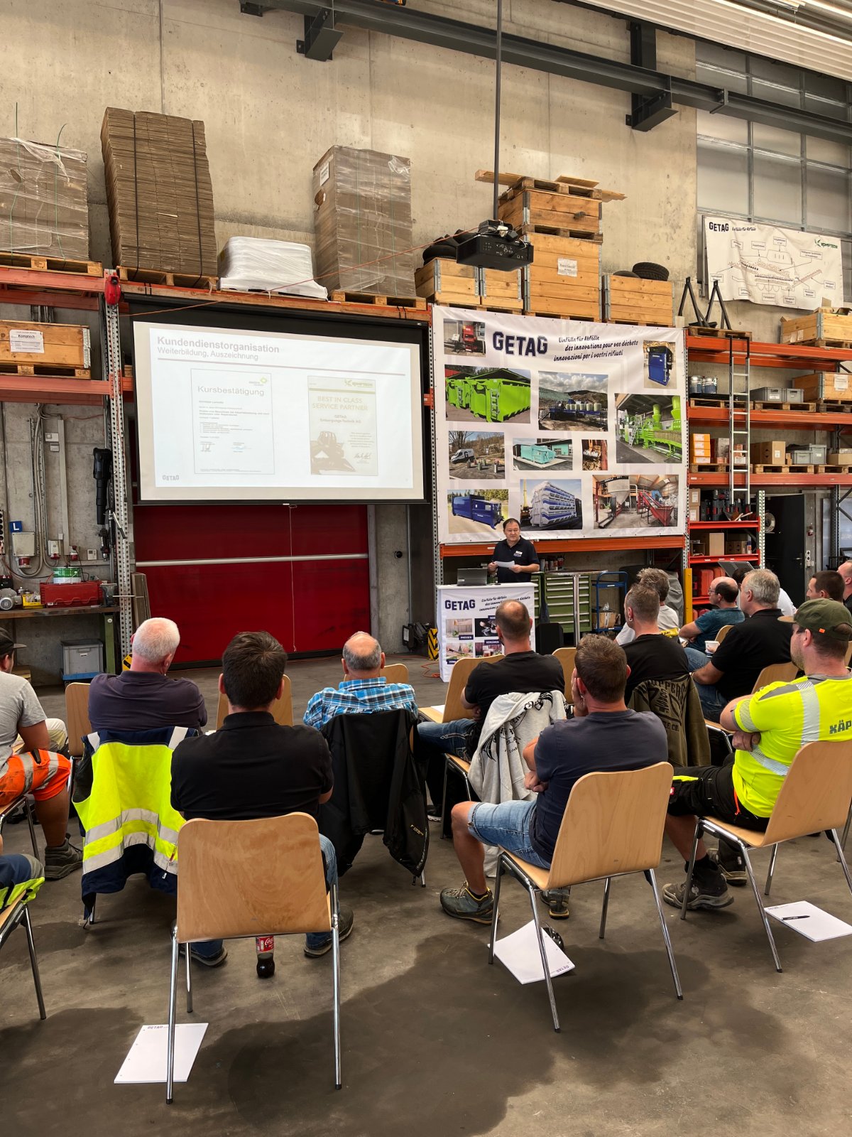 Aufmerksam zuhörende Teilnehmende des GETAG-Sicherheitsworkshops während des Theorievortrags in der Halle.