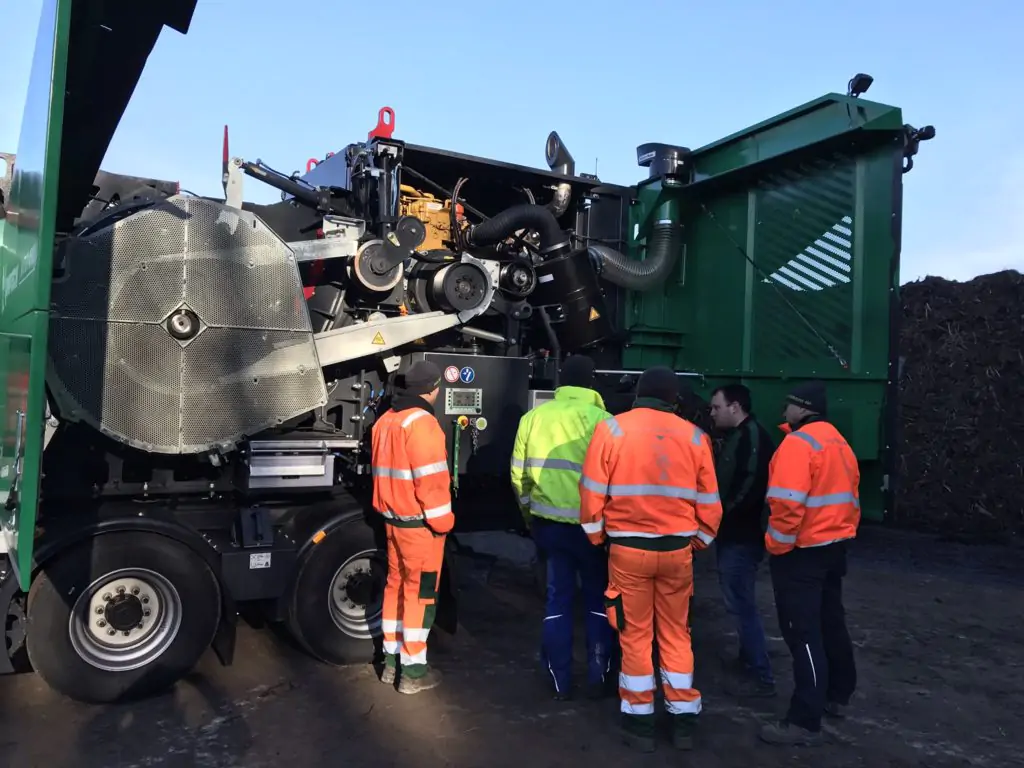 Komptech_Axtor4510_Schnelllaeufer_Schredder_Hacker_Schulung_Motorraum_TransEcobroyage-e1585149251961