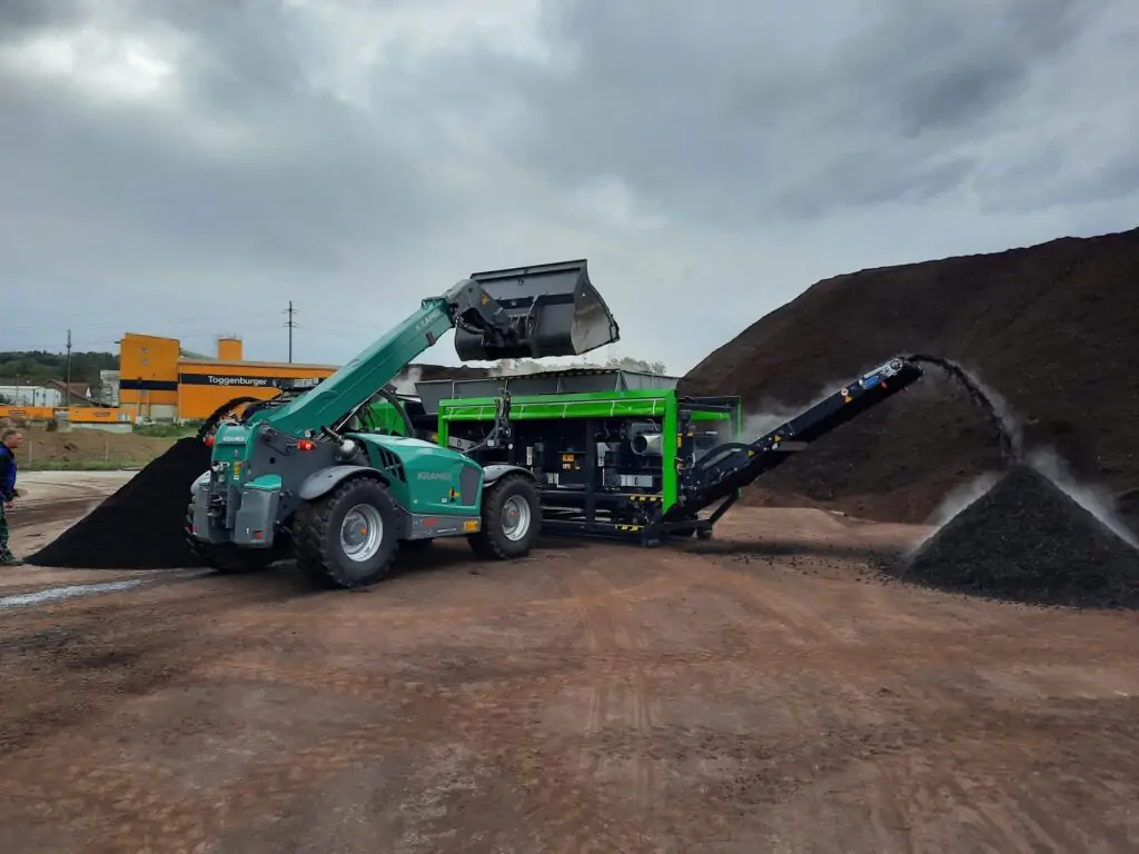 Komptech_Scheiben_Sternsieb-Multistar-S3_Beladung_Beschickung_kleiner-Radlader-e1603704755746