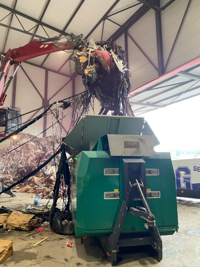 Komptech_Terminator 3400 SD_Hook_Beschickung mit Bänder_Henry Transports