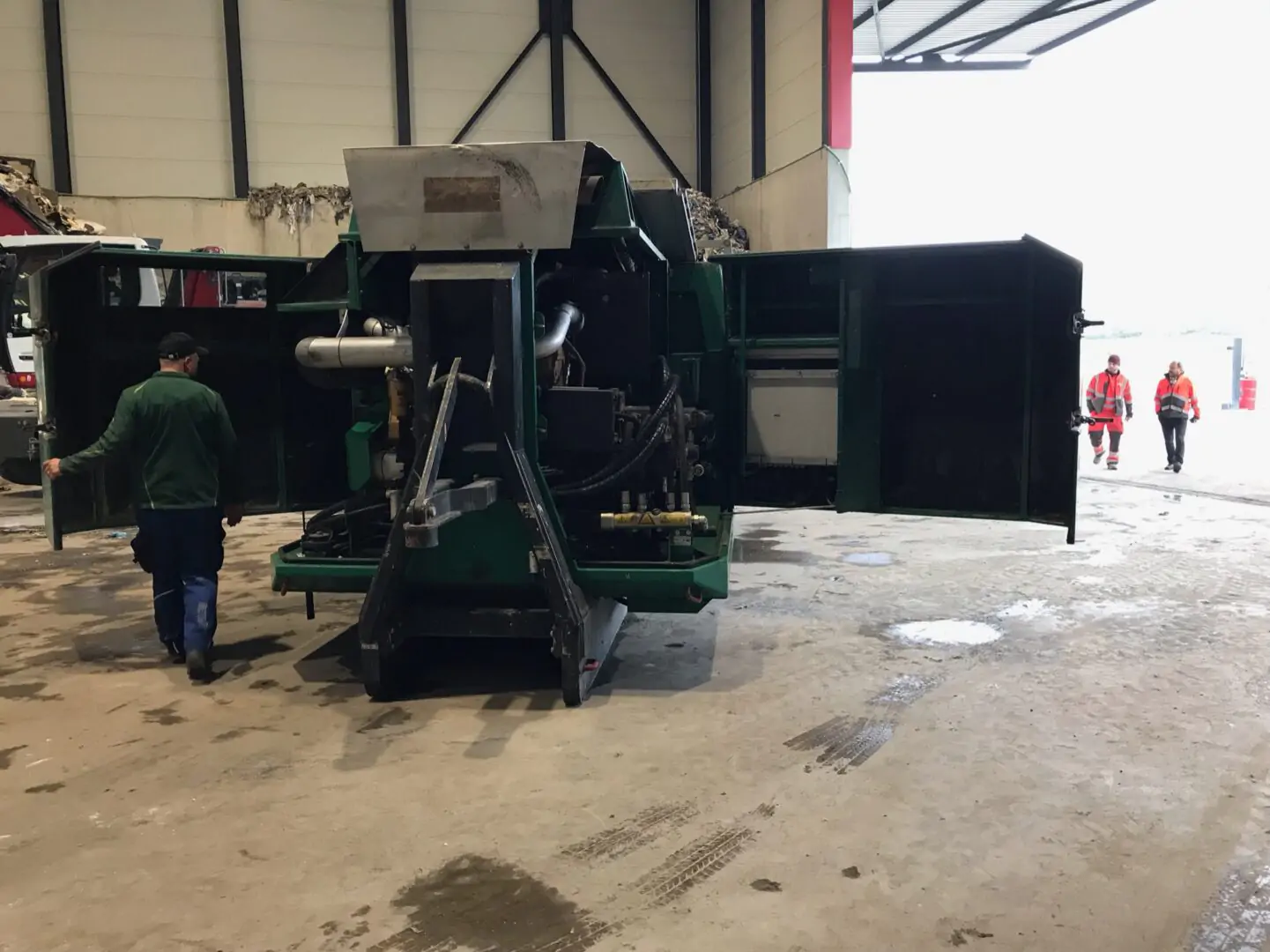 Komptech_Terminator 3400 SD_Hook_offene Seitentüren_Henry Transports