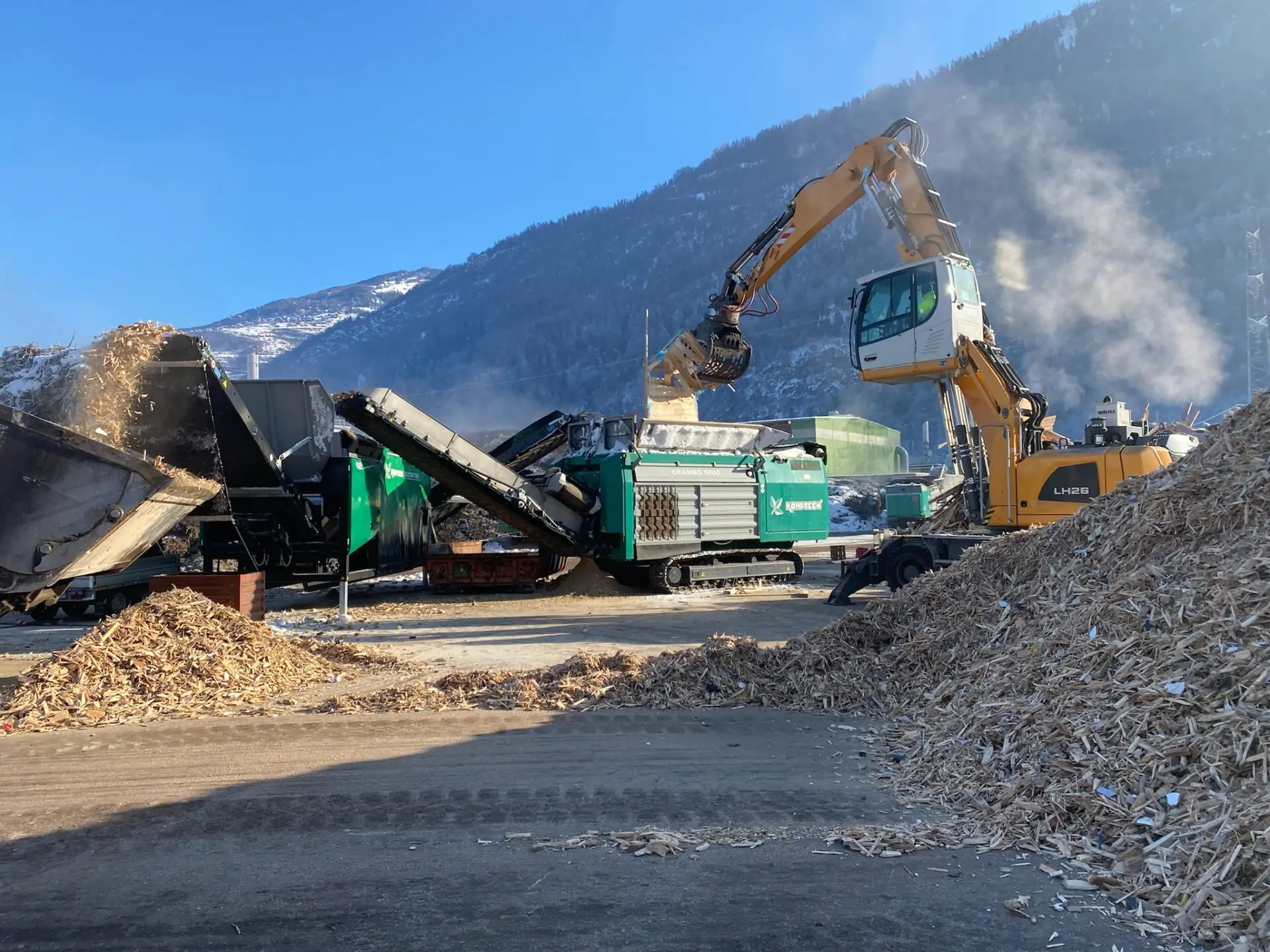 Komptech_Sternsieb MS One_Zerkleinerer Crambo 5000D_Greifer_Dreiecksaufstellung_Ecobois