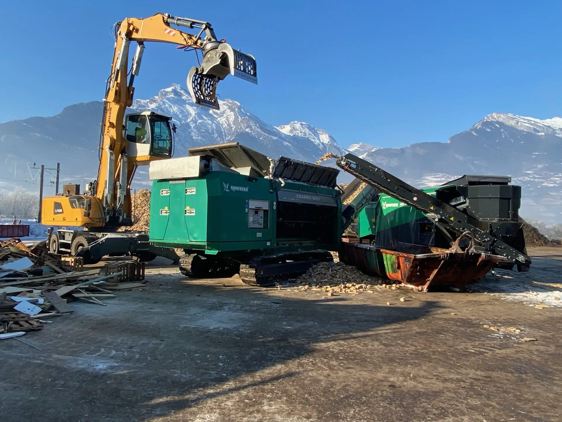 Komptech_Sternsieb MS One_Zerkleinerer Crambo 5000D_Greifer_Ecobois