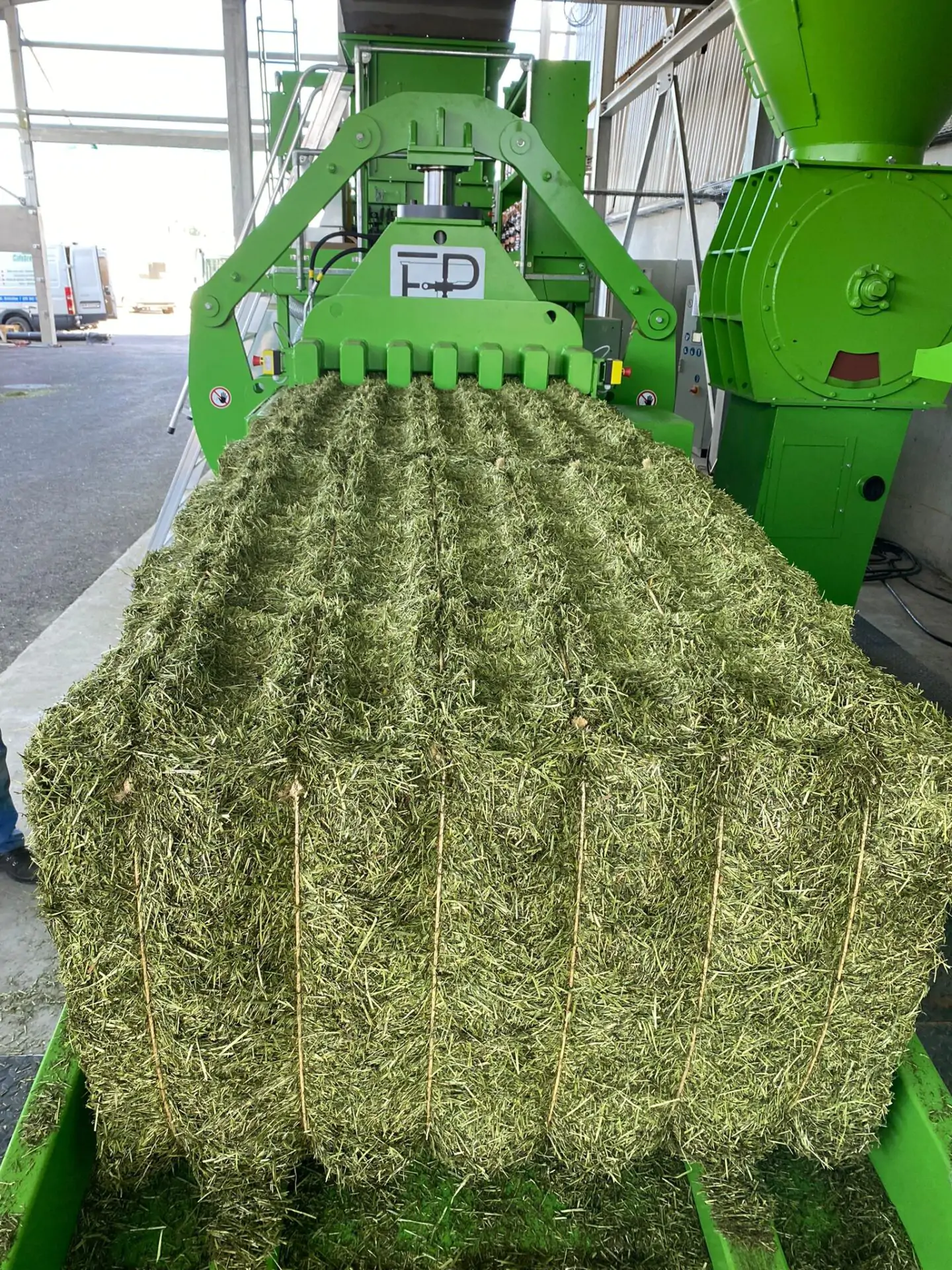 EUROPRESSE Trocknungsgesellschaft Tafers_Kanalballenpresse EPG 80 VG6_Balle mit Garnabbindung