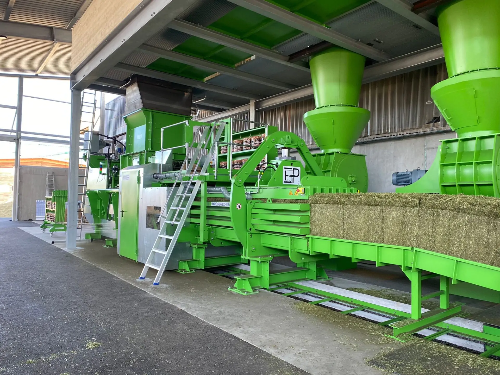 EUROPRESSE Trocknungsgesellschaft Tafers_ Kanalballenpresse EPG 80 VG6_Ballenrutsche mit Balle