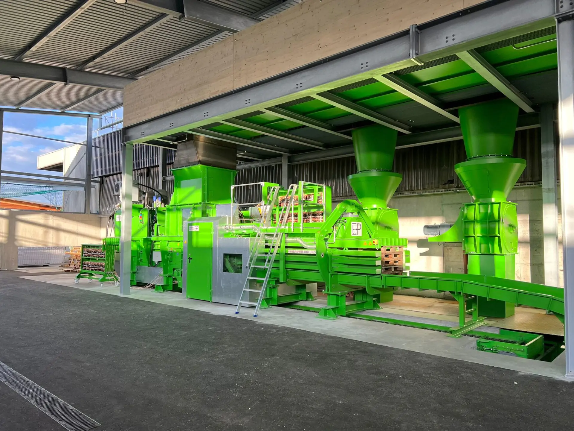 EUROPRESSE Trocknungsgesellschaft Tafers_ Kanalballenpresse EPG 80 VG6_Garnabbindung